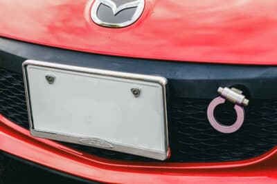 マツダ RX-8：ナンバープレートのフレ―ムを装着し、ボルトはロータリーデザインのものに変更