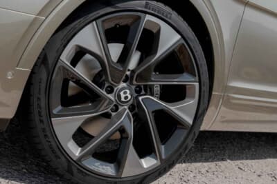 ベントレー・ベンテイガ アルテナーラ エディション：グレー塗装とポリッシュポケットを組み合わせた22インチマリナーホイールを標準装備