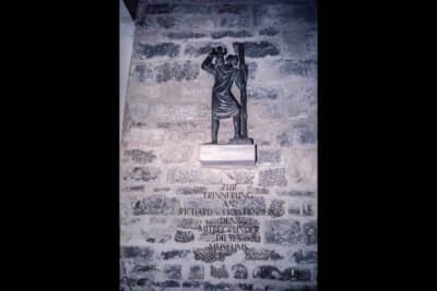 館内に掲げられた共同創設者リヒャルト・フォン・フランケンベルクのモニュメント。ル・マンでクラス優勝も果たした名レーサーだが、博物館完成のわずか3年後にアウトバーンの事故でこの世を去った