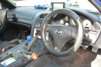 マツダ RX-7：ドライバーを包み込むようなタイトな設計のコックピット。ステアリングやシフトノブの擦れ具合が、28万kmという途方もない旅の歴史を物語る。すべては走るためだけにデザインされた空間だ