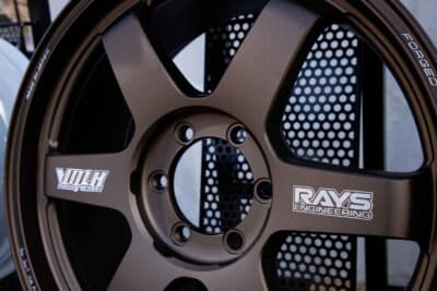 30th ANNIVERSARYモデルのスポーク部。精緻な削り出し技術によるスポークマシニングが施され、「RAYS」と「VOLK RACING」のロゴが立体的に表現されている