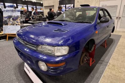 スバル インプレッサ: WRCでの活躍を記念して発売された伝説の22B STIバージョン。大きく張り出したブリスターフェンダーとWRブルーのボディが、圧倒的なオーラと存在感を会場で放っていた