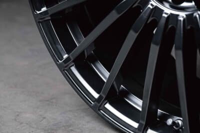 MID EXCLUSIVE 020F：端正なストレート形状のスポークは先端に立体感をプラスし、さらに裏側にはアンダーカットを施して軽快さも演出。シンプルで美しさも際立つ