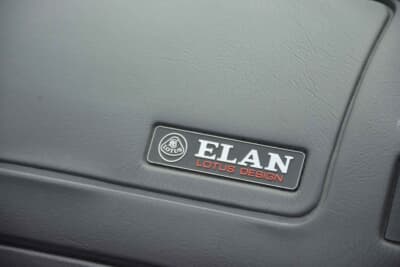 ロータス エラン：M100型エランの内装に刻まれたアイデンティティ。時を経ても色褪せない、ロータス独自の美学がこのエンブレムに凝縮されている