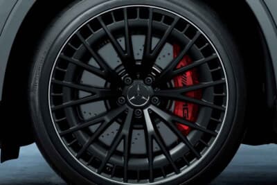 メルセデスAMG GLC43 4MATIC Edition Night Carbon：足もとにはブラックアクセント入りY字10スポークデザインの21インチAMGアルミホイールを履く