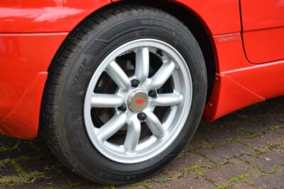 スズキ カプチーノ:足もとを飾るワタナベのホイール。旧車ファン王道の選択であり、カプチーノの軽快な走りを予感させる