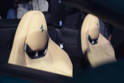 フェラーリ アマルフィ スパイダー：シートにはボディカラーと同調した跳ね馬の刺繍があしらわれている