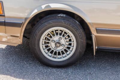 トヨタ ソアラ：純正オプションのイントラ製14インチアルミホイール。VXグレードには4輪ベンチレーテッドディスクブレーキも備わる