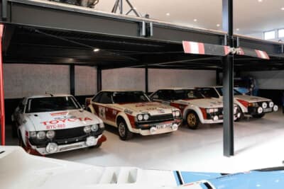 ずらりと並んでいるのは、オベ・アンダーソン率いるトヨタ・チーム・ヨーロッパ（TTE）のもと、世界ラリー選手権（WRC）を戦ったトヨタワークスのラリーカーたちだ