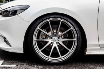 マツダ アテンザ： ホイールは生産終了モデルのレイズ「G025」を装着。希少な組み合わせが個性を引き立てる