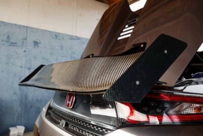 ホンダ S660：高速コーナーの安定感に大きく貢献しているのが、リザルトジャパンのカーボン製GTウイング。SUGOでは特に効果を体感するそうだ