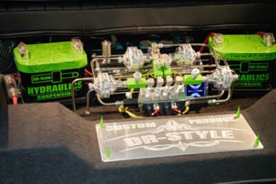 トヨタ ハイエース：フロアもかさ上げされており、着地仕様であることがうかがえる