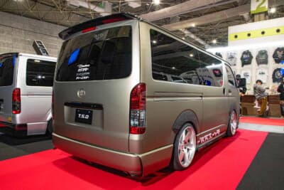 トヨタ ハイエース：リア全体のスタイリング。ボクシースタイルのリアバンパーと、走り屋ブランドの老舗「オリジン」製リアウイングが、ルーフラインに沿ってシンプルかつ力強くまとめられている