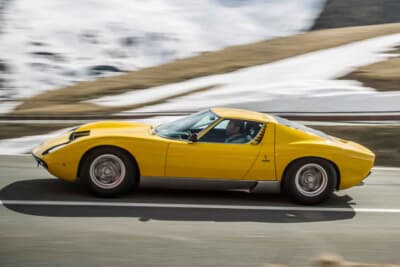 ランボルギーニ ミウラ：背後から伝わるV12エンジンのサウンドや振動は官能的。385ps以上の迫力と、鋭いパワーを発揮してくれる