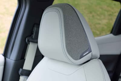 日産 新型リーフ：フロントシート。ウレタン密度まで見直されたシートが、長距離のドライブでも快適な座り心地を提供する