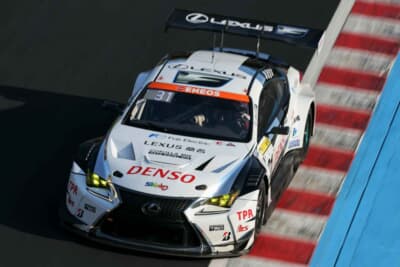 縁石を越えてコーナリングする#31 DENSO LEXUS RC F GT3。Race.1での波乱の展開を巧みに切り抜けた