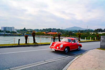 「ハイアットリージェンシー瀬良垣アイランド沖縄」の仮スタートポイントへと向かっていく、1964年式ポルシェ 356Cの美しい姿だ