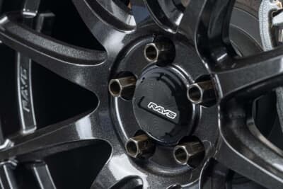 RAYS gram LIGHTS 57TR：57トランセンドをベースに開発された57TRのスポークデザインは、三角形の断面形状を採用したデルタセクションスポークを採用。応力分散にも優れ軽さと強さを両立