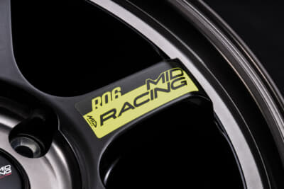 MID RACING R06：リムはポリッシュ加工を施し、センター部を除くスポーク部分はグロスブラックで塗装。そして全体にブラッククリアを吹き、他にはない立体感を楽しむことができる