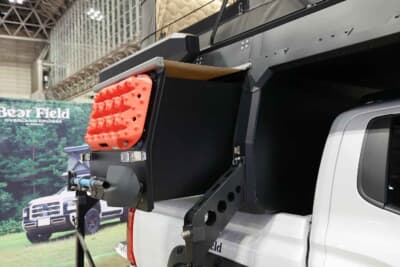 三菱 トライトン：サイドにはサンドラダーやスコップを固定できるレールシステムを装備しており、ワイルドなスタイルを演出している