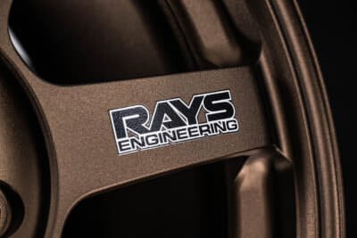 TE37 SAGA S-plus 30th：ステッカー仕様は、初代TE37のオリジナル感をより強く感じられるあしらいに。レジェンドモデルの原点を現代のGT-Rと合わせたいならこちらが狙い目だ。本体カラーは2色で、ブロンズ色にはブラック、ホワイト色にはブルーのステッカーが同梱される。つまりあえてのステッカーレスという選択肢もとれる。付属されるカーボン調ステッカーとのコンビ使いなど好みで遊べるのも魅力だ