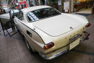 ボルボ P1800E：車幅に対してキャビンの幅が狭いことがよく分かる。テールランプ横のラインなど、各部の個性が光る造形だ