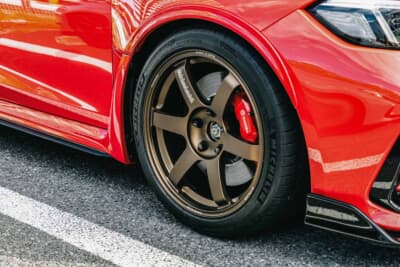 ホンダ シビック タイプR：チャンピオンシップレッドのボディに映えるブロンズのTE37。この組み合わせを実現するためにホイールを選んだ