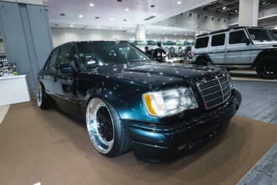 メルセデス・ベンツ 500E：メルセデス・ベンツ500Eならではのワイドフェンダーのシルエットは、数あるメルセデス・ベンツシリーズの中で最もカッコいいと確信しているからこそ、外観は純正のまま・中身だけを最新技術でまるごと入れ替えるというスタイルを徹底した