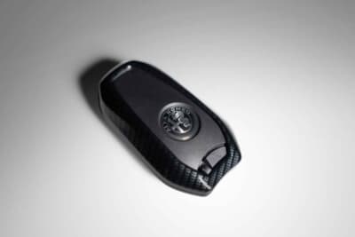 アルファロメオJUNIOR Ibrida Edizione Bianco：専用カーボンキーケース。スマートキーの携帯でテールゲートが自動で開閉するハンズフリー電動テールゲート機能を装備