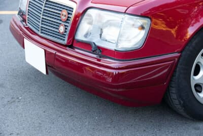 メルセデス・ベンツ E320カブリオレ：威厳あるメルセデスの顔つき。メッキパーツのくすみもなく、極上のコンディションを誇る