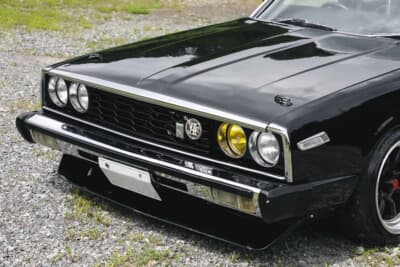 日産  HGC211スカイライン：ボンネットはリスタート製のFRP製で、ボンピンによる固定というのも当時のストリートチューンを彷彿させる仕上げ