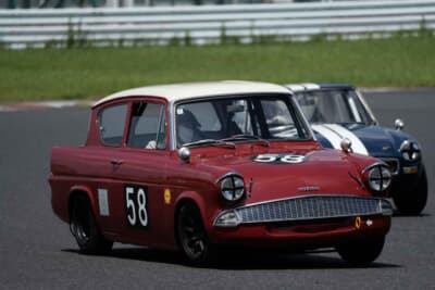 フォード アングリア：排気量勝るマーコス1600GT！ 引き離されず快走フォード アングリア