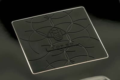 Mercedes-Maybach S 680 V12 Edition：世界50台のうちの1台であることを示す「1 of 50」限定バッジをセンターコンソールに配置