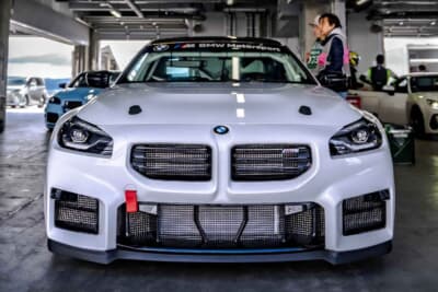 BMW M2 CS Racing ： プライベーターでも購入可能な市販レーシングカーでありながら、大きく張り出したフェンダーや極太のレーシングタイヤが、市販のクルマとは一線を画す圧倒的なオーラを放つ