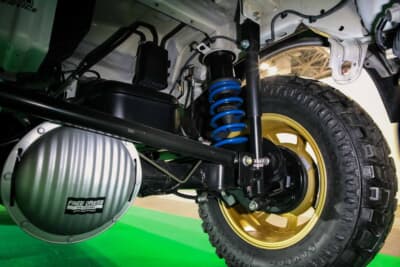 足まわりはプラスラインのリフトアップキットで4インチのアゲ仕様に。同じくプラスラインの9㎜フェンダーでワイルドなエクステリアを演出