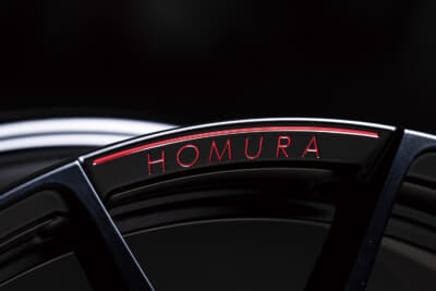 HOMURA 2×7FT SPORT EDITION：特許技術のA.M.T.で刻んだ切削文字に、着色することができる最新塗装技術のRAPを組み合わせ。レッドクリアの差し色が刺激的でスポーティ