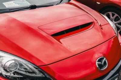 マツダスピードアクセラ：純正の迫力あるボンネットダクトは、ターボ車ならではといえる