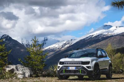 ジープ・アベンジャー 4xe：伝統の7スロットグリルと四輪駆動の力強い走りをコンパクトなボディに凝縮