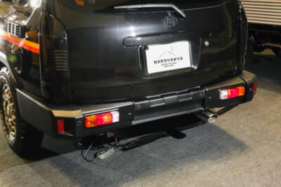 リアバンパーもランクル70風を踏襲してカクッとしたフォルムに。純正テールを目隠しするテールライトカバーなど芸が細かい