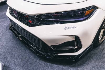 HKSフロントバンパースポイラーを装着、ヘッドライトはlphaRex NOVA LEDプロジェクターヘッドライト＆プロテクションフィルム