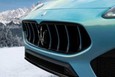 マセラティ・グレカーレ・クリスタッロ：ブラック基調の縦格子のフロントグリルインサートをボディ同色化し特別感を極めたフロントフェイス