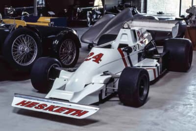 ジェームス・ハントがドライブしたF1マシン、ヘスケス 308C。大きなインダクションポッドを持たない低いシルエットが特徴的だ。貴族のチームが走らせたマシンが古城に展示されるのも感慨深い