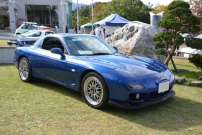 マツダ RX-7：糸魚川のイベント会場に展示されたAさんの愛車。2002年の新車購入から24年間、ワンオーナーで維持されている。じつはこの流麗なデザインは、空気抵抗を極限まで減らすための機能美だ