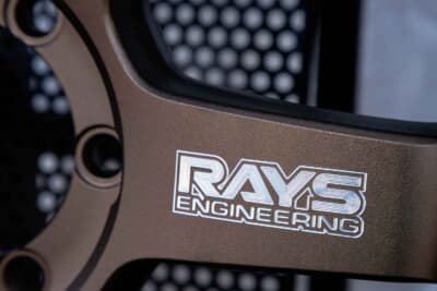 30th ANNIVERSARYモデルのスポーク部。精緻な削り出し技術によるスポークマシニングが施され、「RAYS」と「VOLK RACING」のロゴが立体的に表現されている