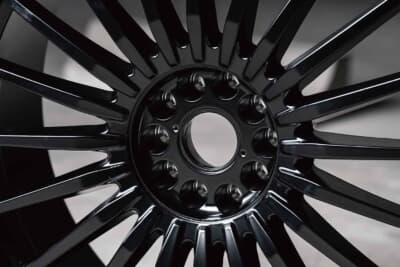 MID EXCLUSIVE 020F：MIDエクスクルーシブとして初めてのマルチP.C.D.方式を採用。これにより対応車種の幅が拡充、40アル＆ヴェルだけでなく30系にも対応可能