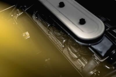 ランボルギーニ ミウラ SV：搭載される4L V12エンジン。385馬力を発揮し、後半のモデルにはスプリットサンプも採用された