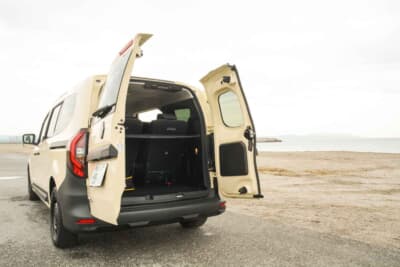 ルノー グランカングー クレール：日本専用に開発された観音開きのダブルバックドア。母国フランスの乗用モデルには設定がない特別装備である