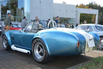 コブラ427：大きく張り出したリアフェンダーが迫力満点のアングル。大パワーを路面に伝える極太タイヤを収めている