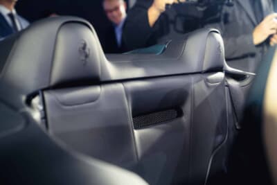 フェラーリ アマルフィ スパイダー：リアシート背面に内蔵された電動風防デバイス（ウインドディフレクター）