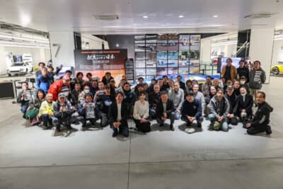 奥明栄さんのトークショー終了後に行われた記念撮影。集まった参加者たちの熱気と笑顔があふれる素晴らしい1日となった